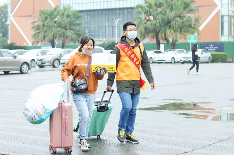 志愿者帮拖行李_$1602748785326020434.jpg 志愿者帮拖行李.jpg
