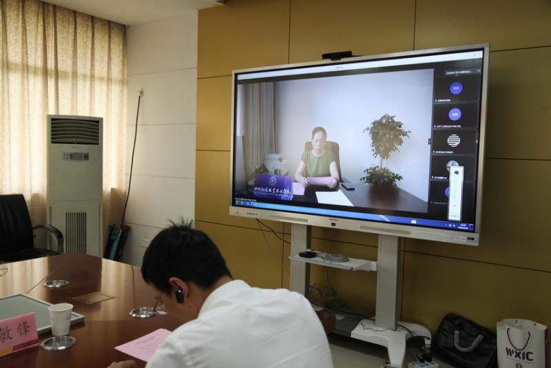 学院副院长刘玉荣宣读全国职业教育实践育人产教联盟发起单位名单_$1593753276346050261.jpg 学院副院长刘玉荣宣读全国职业教育实践育人产教联盟发起单位名单.jpg